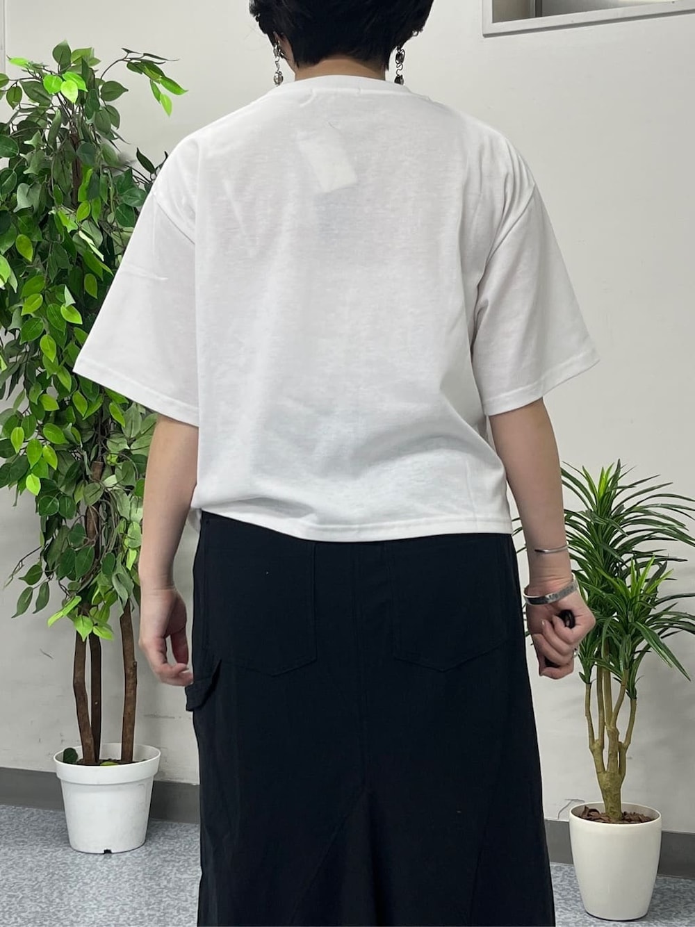 ホワイト系のTシャツ/カットソー、ブラック系のスカート、ブルー系のシャツ/ブラウスを着用したレディースの夏コーディネートの7枚目の写真