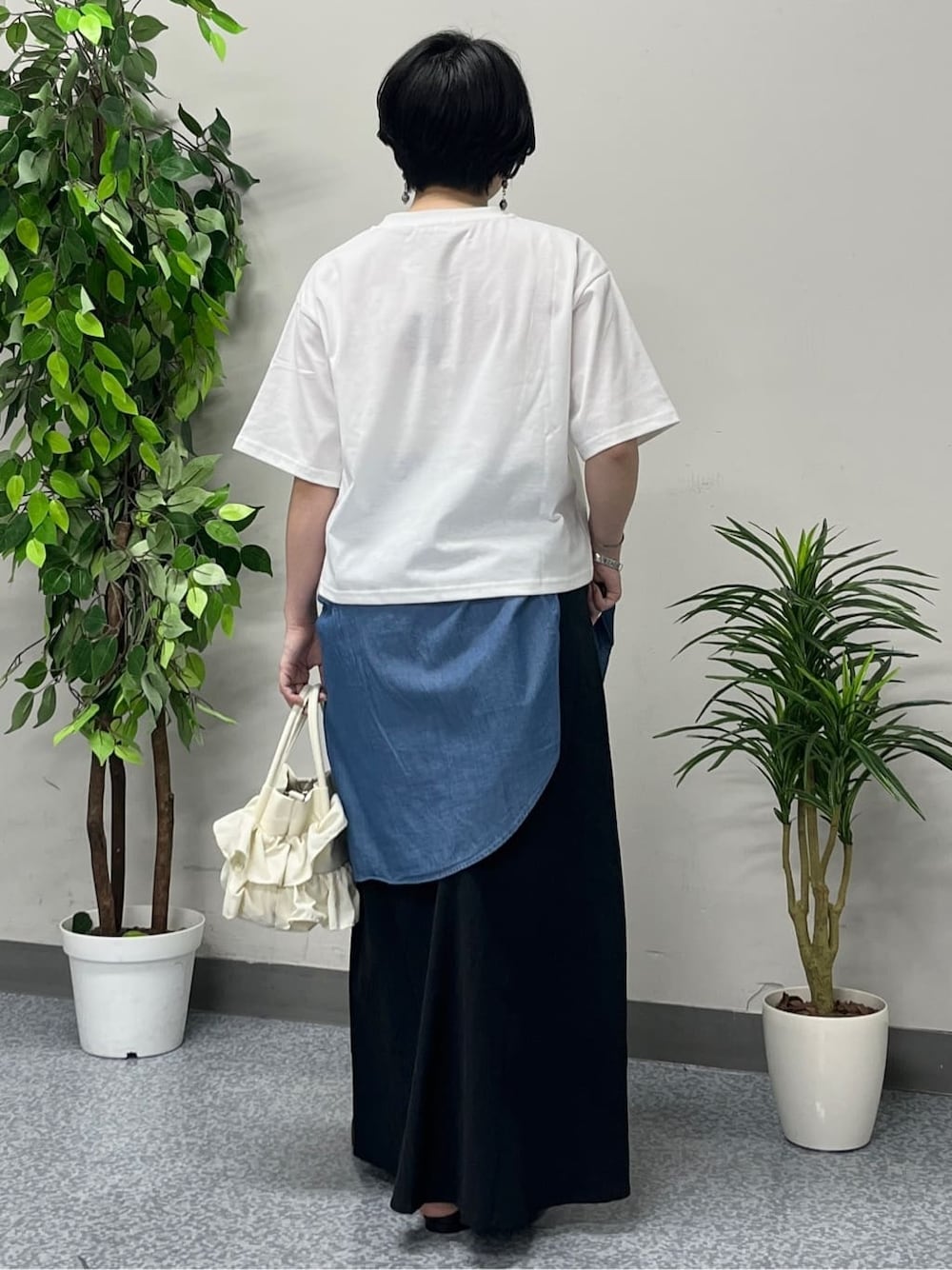 ホワイト系のTシャツ/カットソー、ブラック系のスカート、ブルー系のシャツ/ブラウスを着用したレディースの夏コーディネートの3枚目の写真