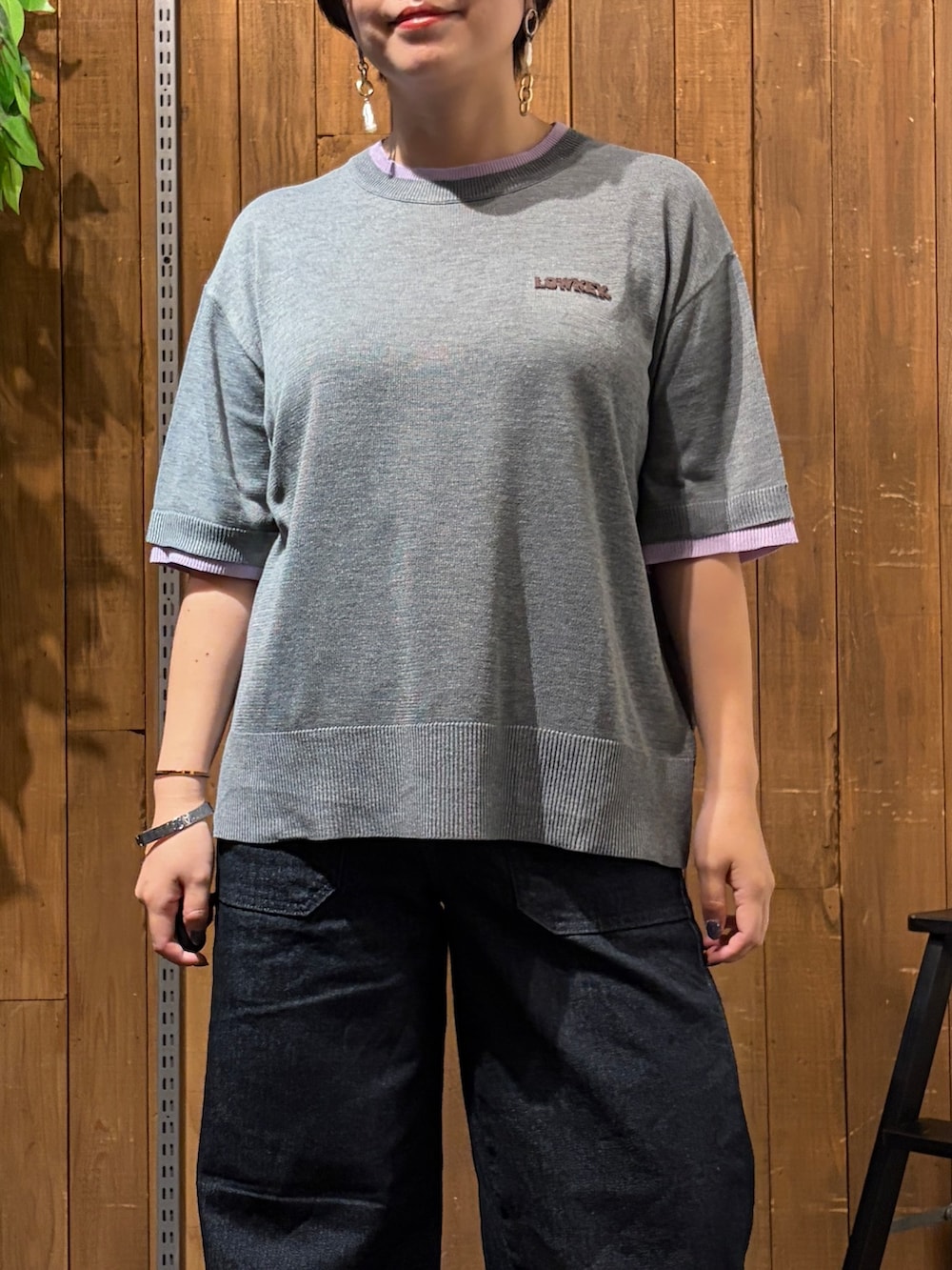 ブルー系のその他パンツ、グレー系のニット/セーター、ホワイト系のショルダーバッグを着用したレディースの夏コーディネートの9枚目の写真