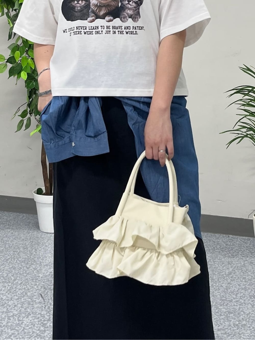ホワイト系のTシャツ/カットソー、ブラック系のスカート、ブルー系のシャツ/ブラウスを着用したレディースの夏コーディネートの4枚目の写真