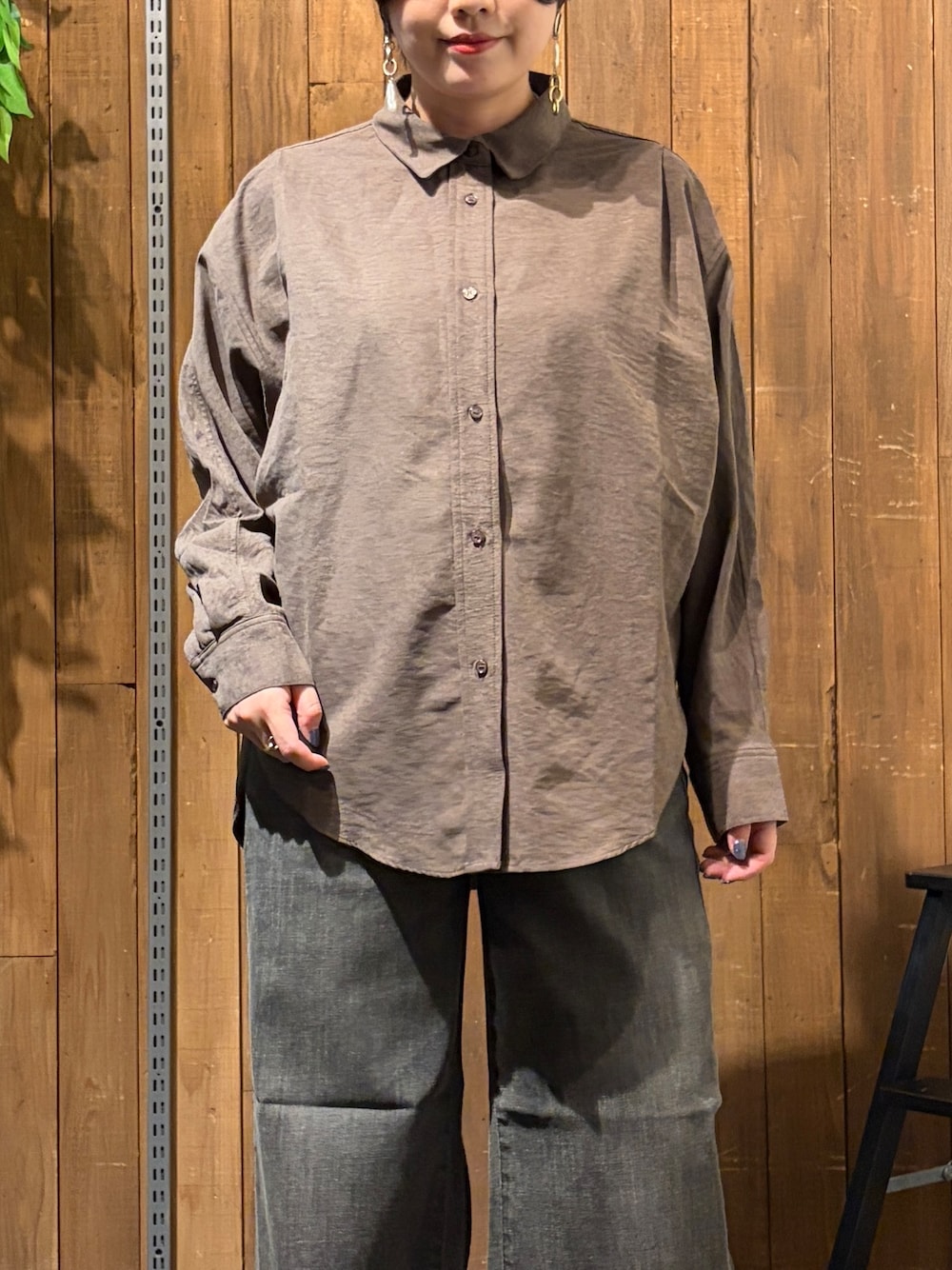 ブラウン系のシャツ/ブラウス、ブラウン系のその他パンツ、ブラック系のベルトを着用したレディースの秋コーディネートの10枚目の写真