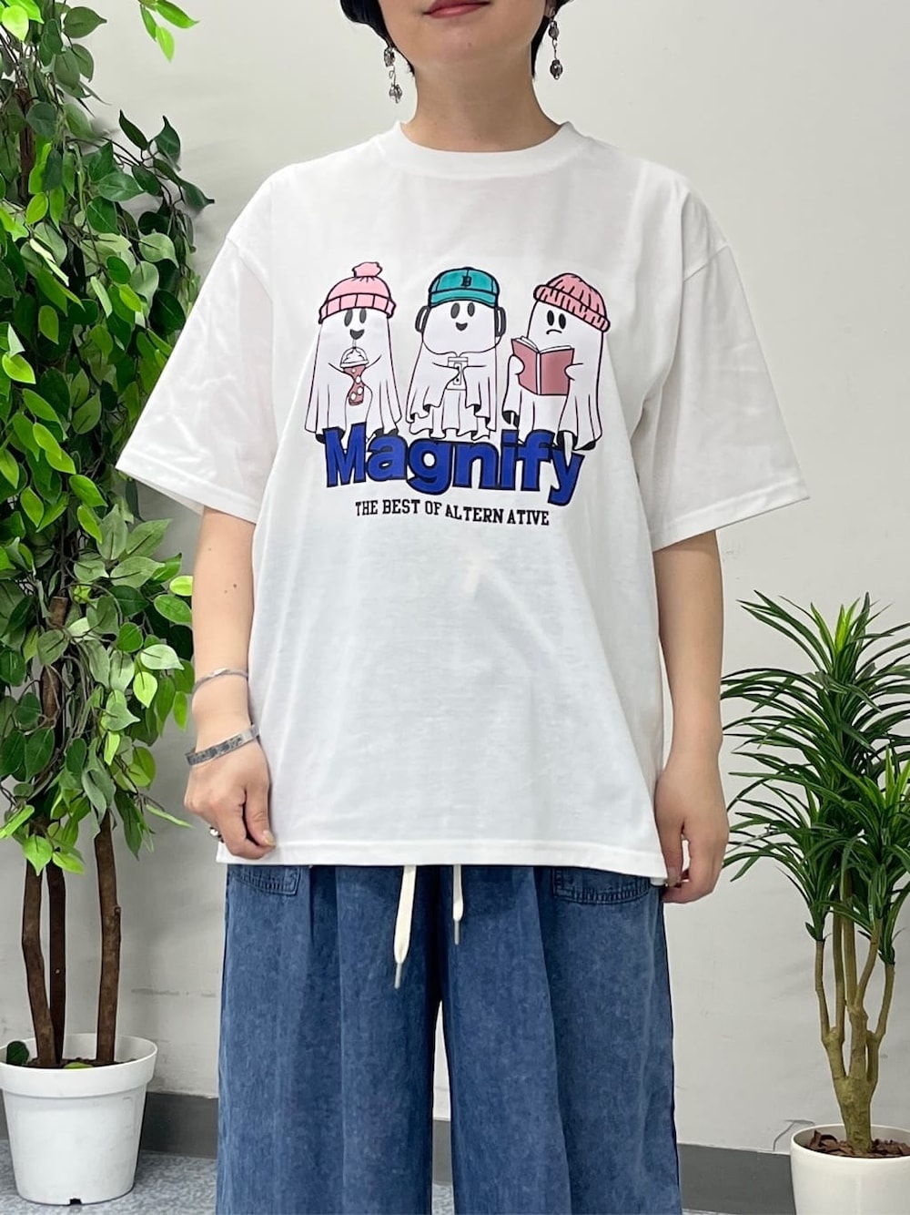ホワイト系のTシャツ/カットソー、ブラック系のシャツ/ブラウス、ブルー系のデニムパンツを着用したレディースの春コーディネートの5枚目の写真