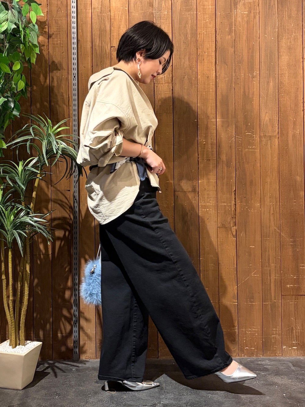 ベージュ系のシャツ/ブラウス、ブラック系のその他パンツ、ベージュ系のストール/ショールを着用したレディースの秋コーディネートの4枚目の写真