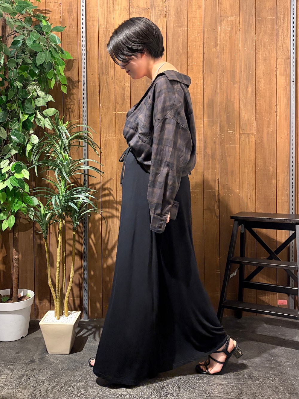 ブラウン系のシャツ/ブラウス、ブラック系のスカートを着用したレディースの夏コーディネートの2枚目の写真