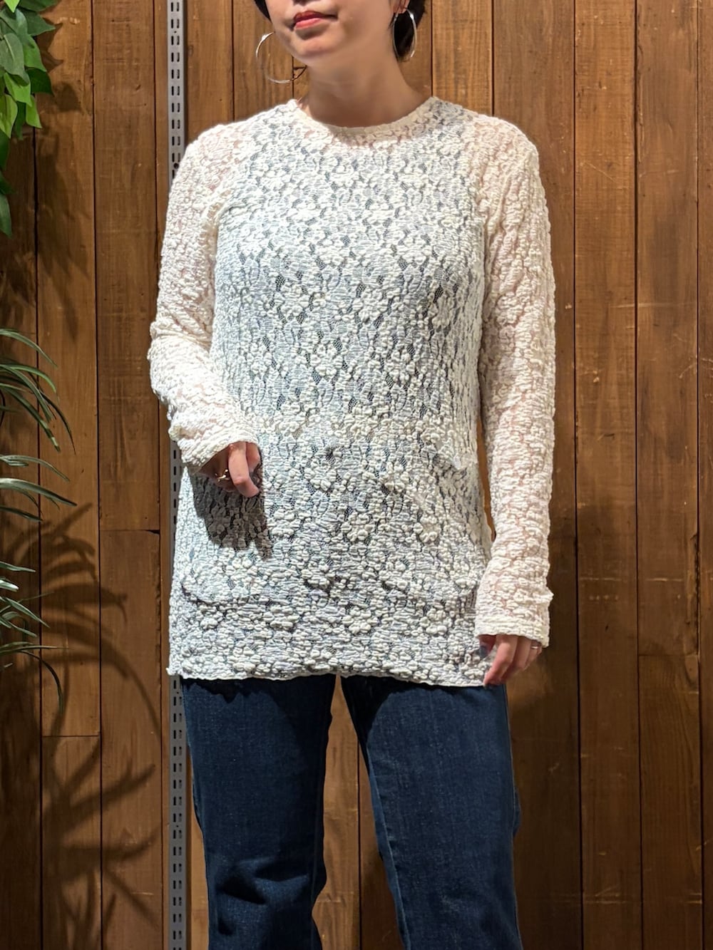 ホワイト系のTシャツ/カットソー、ブルー系のデニムパンツ、ブルー系のスウェットを着用したレディースの秋コーディネートの10枚目の写真