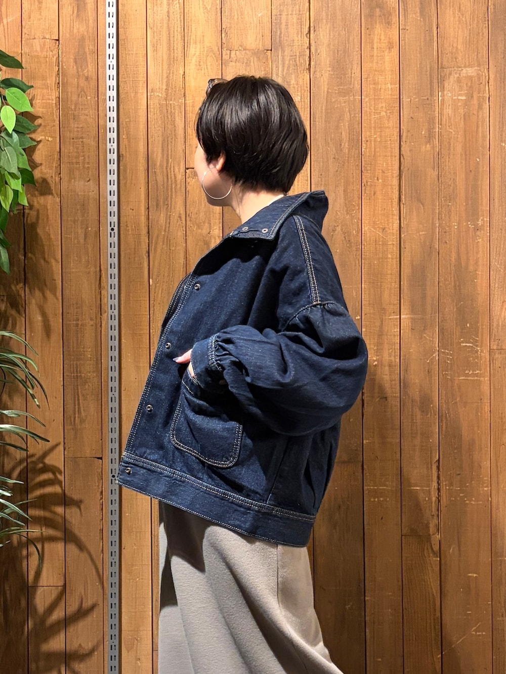 ブルー系のTシャツ/カットソー、ブラウン系のスカート、ブルー系のブルゾンを着用したレディースの秋コーディネートの6枚目の写真