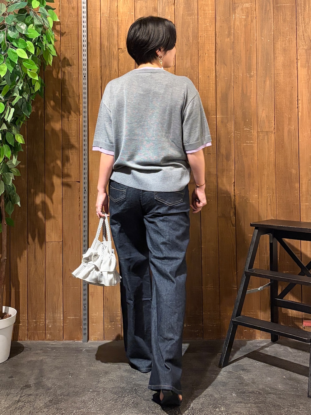 ブルー系のその他パンツ、グレー系のニット/セーター、ホワイト系のショルダーバッグを着用したレディースの夏コーディネートの3枚目の写真