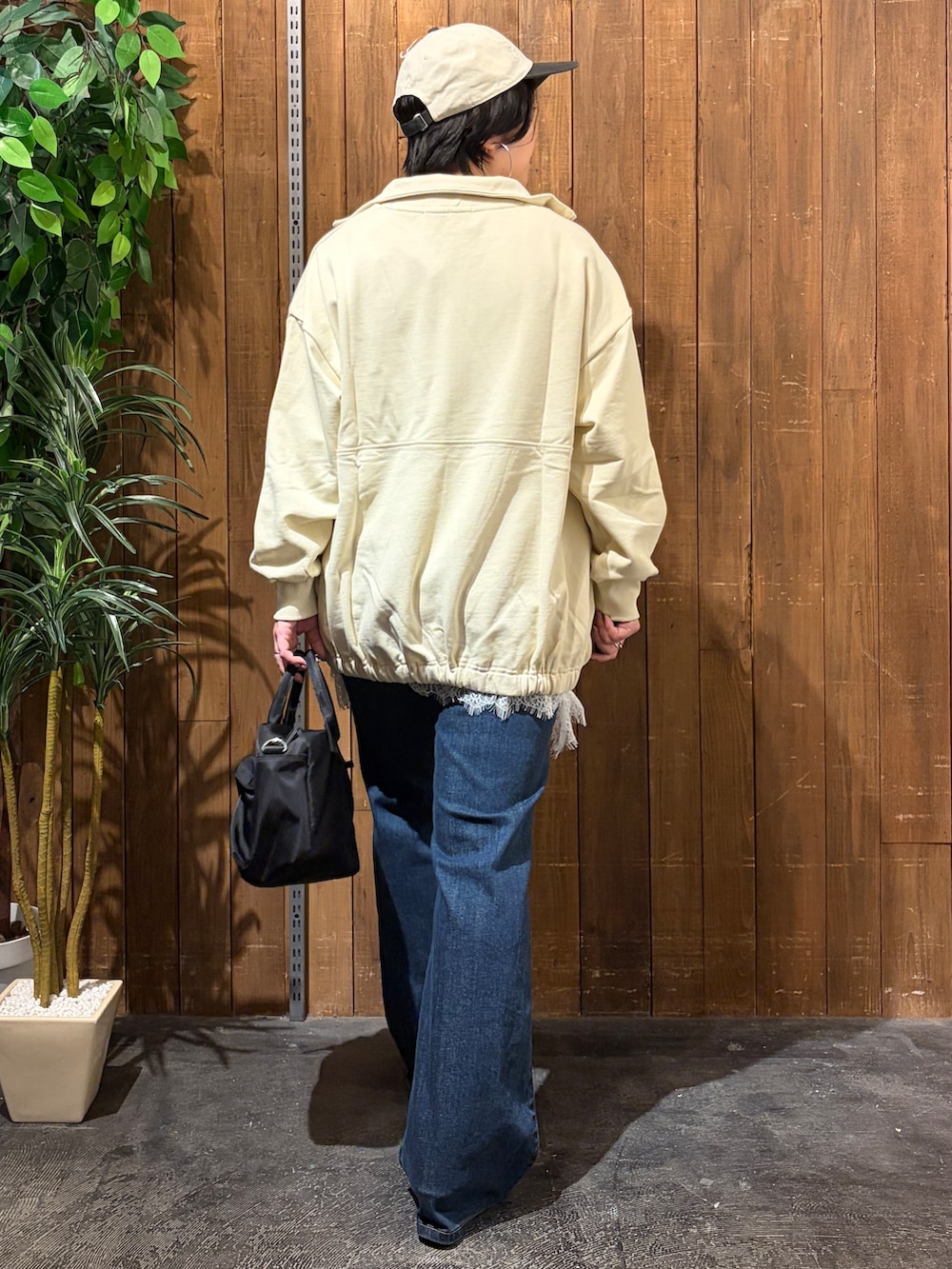 ブルー系のデニムパンツ、ホワイト系のTシャツ/カットソー、ベージュ系のスウェットを着用したレディースの秋コーディネートの3枚目の写真