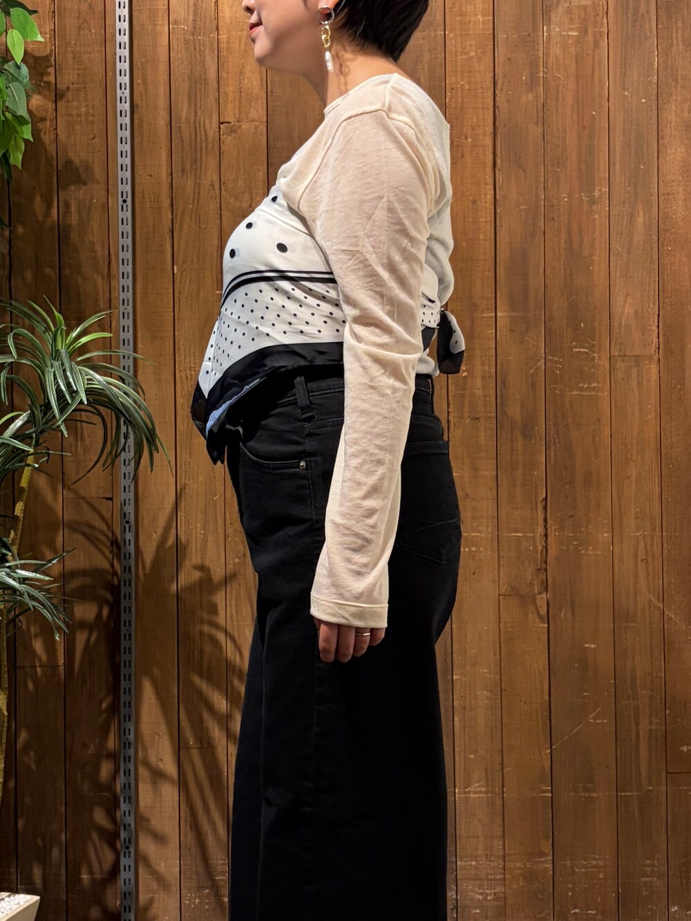 ホワイト系のTシャツ/カットソー、ブラック系のショルダーバッグ、ブラック系のその他パンツを着用したレディースの秋コーディネートの7枚目の写真