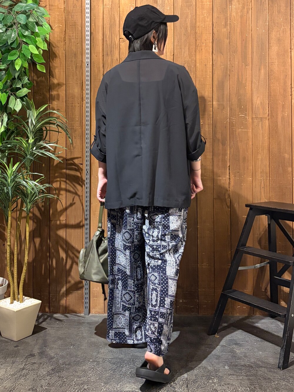 ブルー系のその他パンツ、ブラック系のテーラードジャケットを着用したレディースの夏コーディネートの3枚目の写真