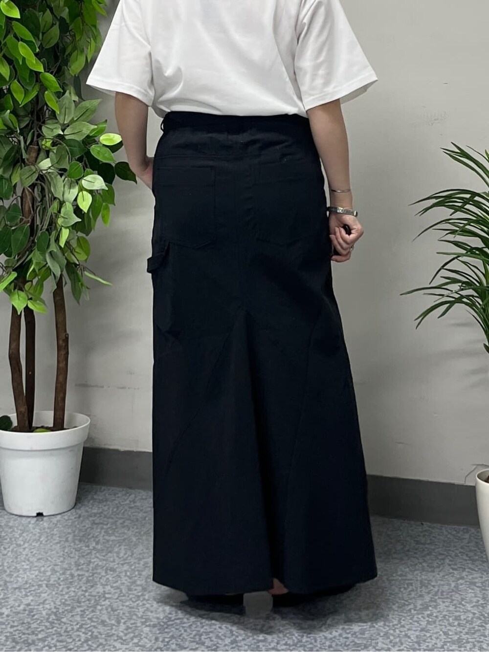 レッド系のTシャツ/カットソー、ブラック系のスカート、ブラック系のショルダーバッグを着用したレディースの春コーディネートの10枚目の写真