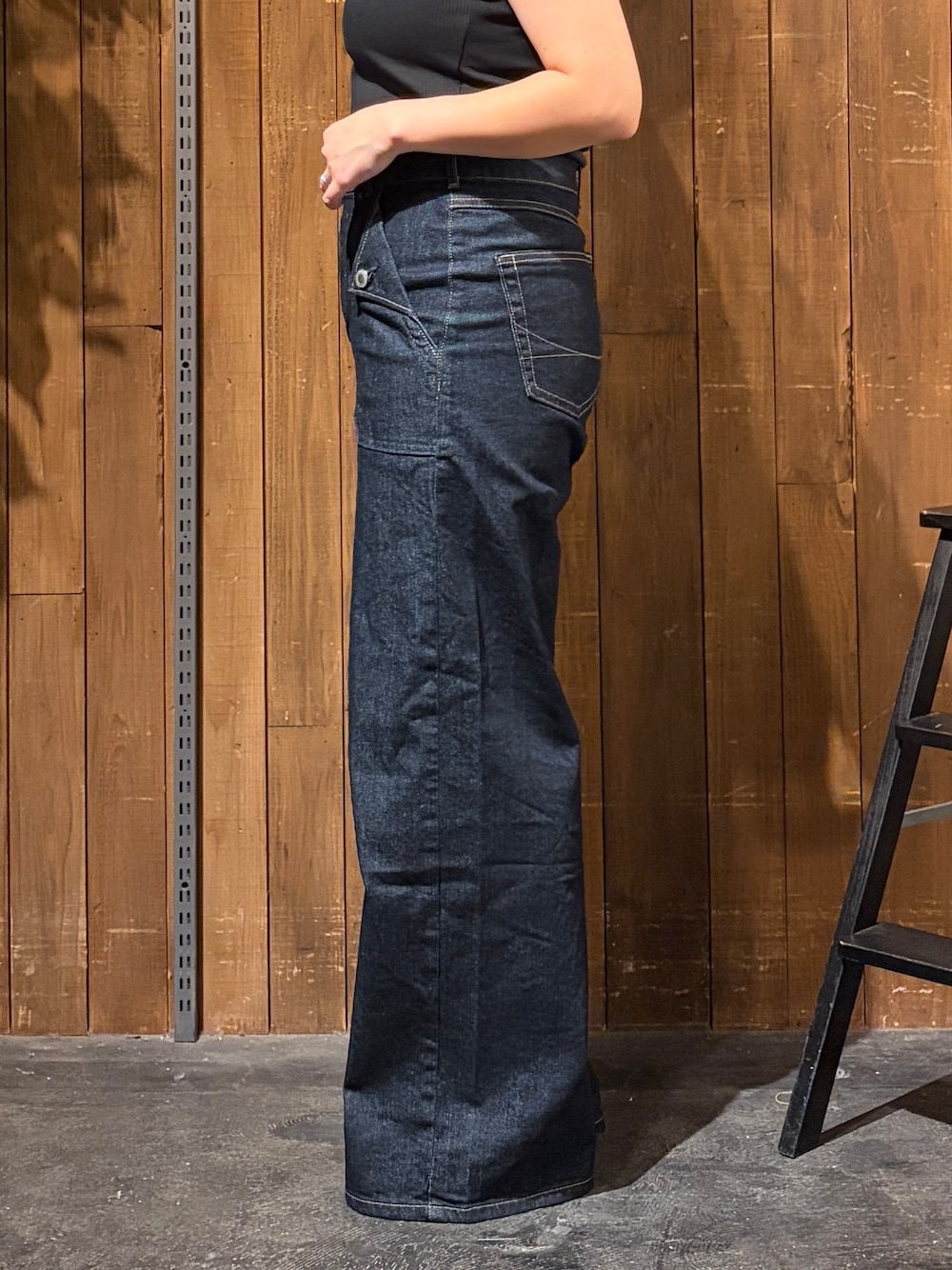 ブルー系のその他パンツ、グレー系のニット/セーター、ホワイト系のショルダーバッグを着用したレディースの夏コーディネートの7枚目の写真