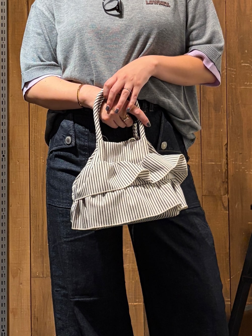 ブルー系のその他パンツ、グレー系のニット/セーター、ホワイト系のショルダーバッグを着用したレディースの夏コーディネートの5枚目の写真