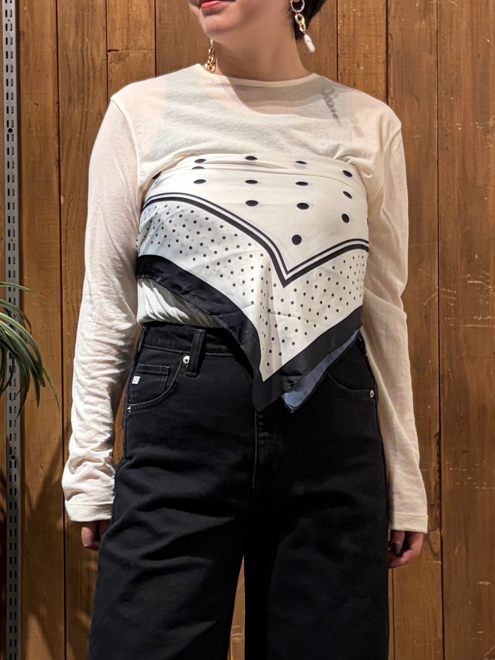 ホワイト系のTシャツ/カットソー、ブラック系のショルダーバッグ、ブラック系のその他パンツを着用したレディースの秋コーディネートの6枚目の写真