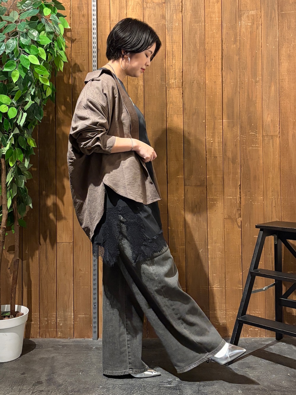 ブラウン系のシャツ/ブラウス、ブラウン系のその他パンツ、ブラック系のベルトを着用したレディースの秋コーディネートの4枚目の写真