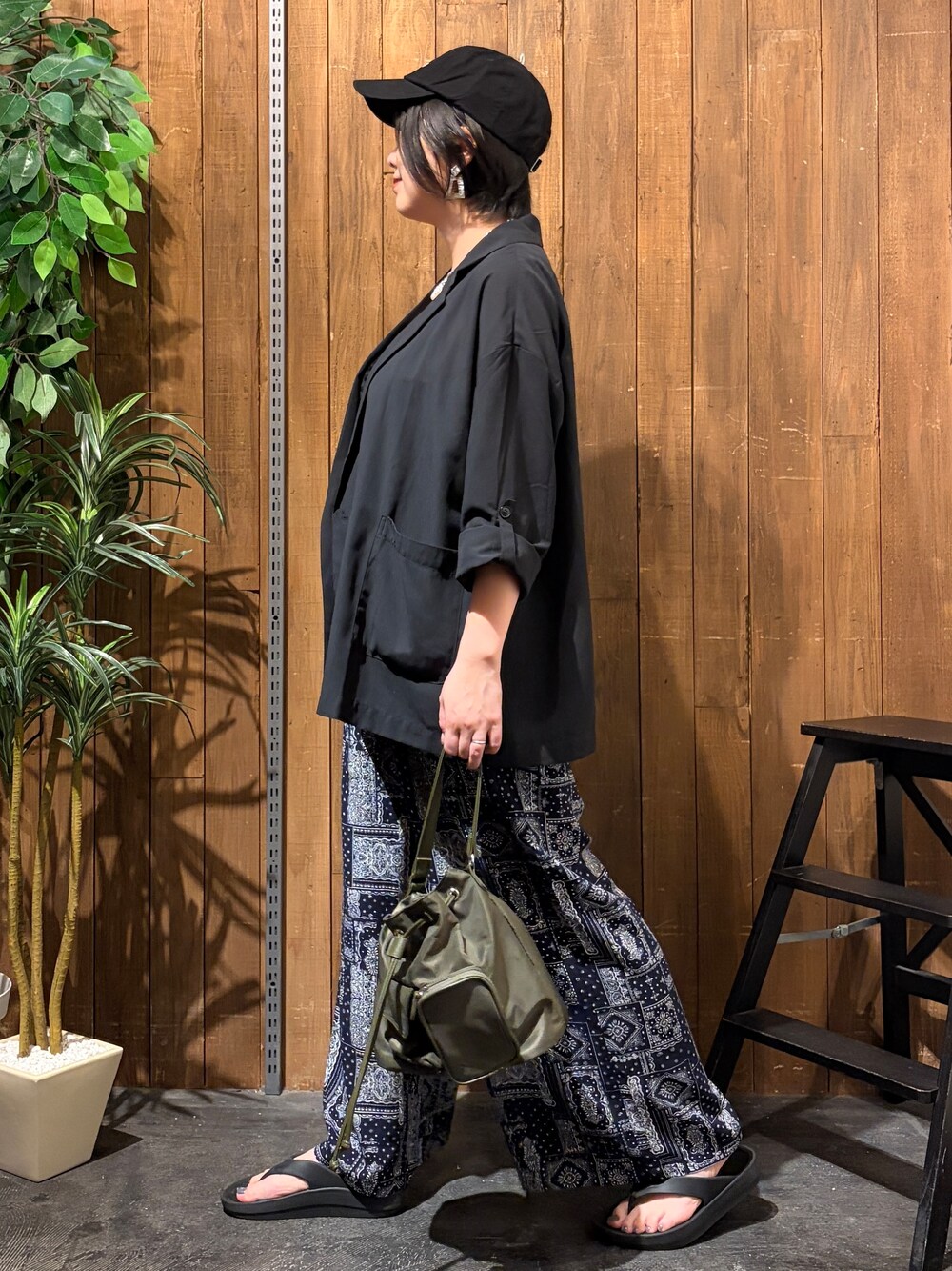 ブルー系のその他パンツ、ブラック系のテーラードジャケットを着用したレディースの夏コーディネートの2枚目の写真