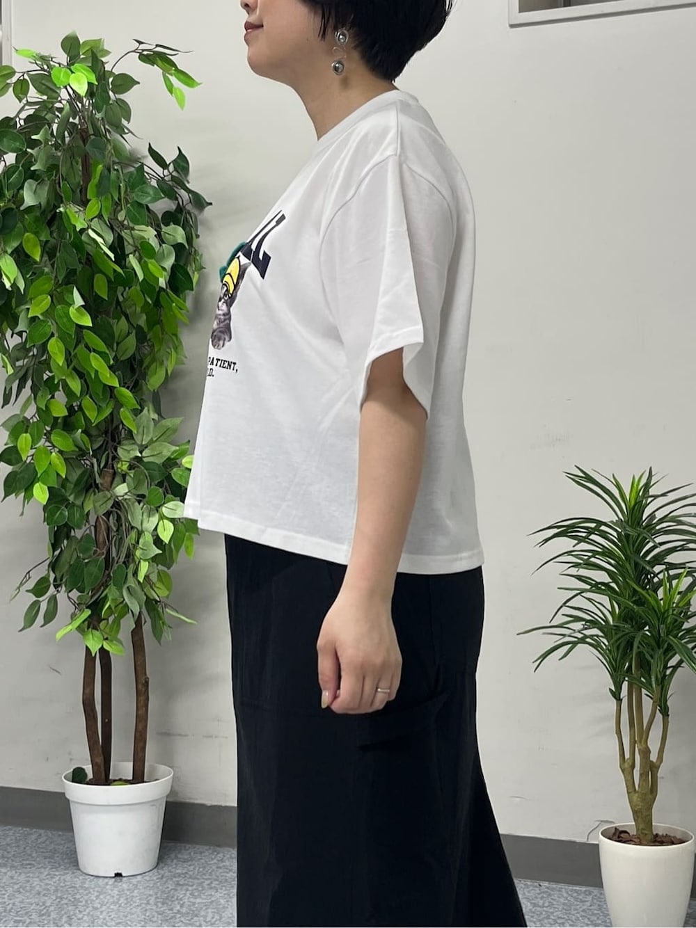 ホワイト系のTシャツ/カットソー、ブラック系のスカート、ブルー系のシャツ/ブラウスを着用したレディースの夏コーディネートの6枚目の写真