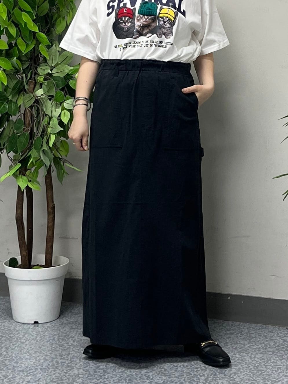 ホワイト系のTシャツ/カットソー、ブラック系のスカート、ブルー系のシャツ/ブラウスを着用したレディースの夏コーディネートの8枚目の写真