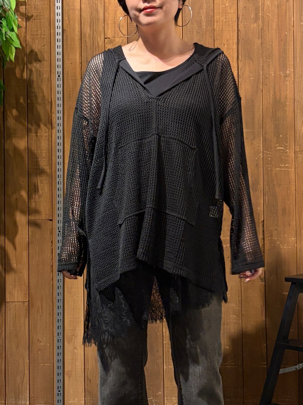 ブラウン系のその他パンツ、ブラック系のTシャツ/カットソー、ブラック系のTシャツ/カットソーを着用したレディースの秋コーディネートの8枚目の写真