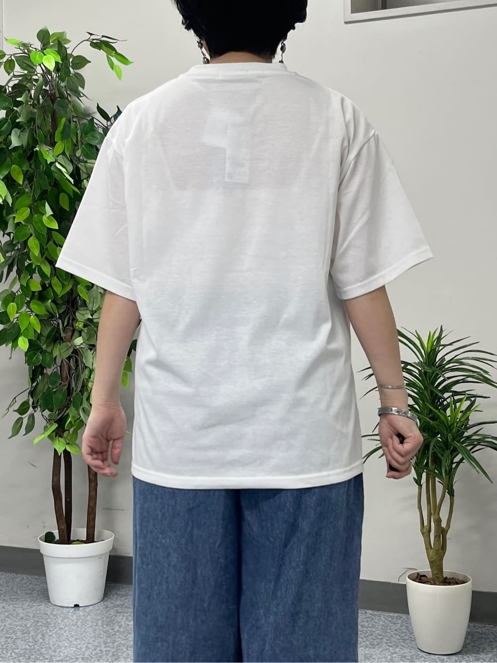 ホワイト系のTシャツ/カットソー、ブラック系のシャツ/ブラウス、ブルー系のデニムパンツを着用したレディースの春コーディネートの7枚目の写真