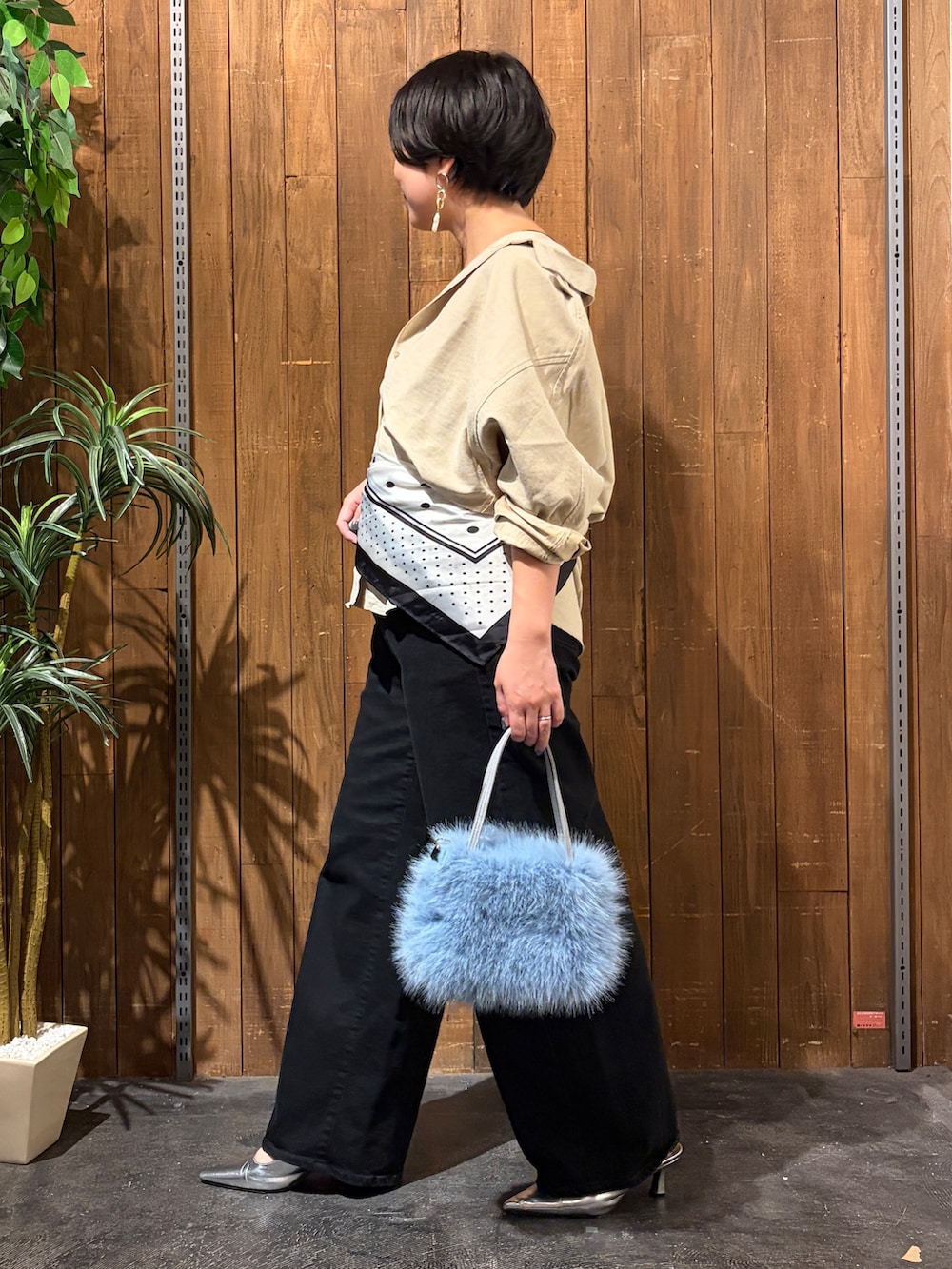 ベージュ系のシャツ/ブラウス、ブラック系のその他パンツ、ベージュ系のストール/ショールを着用したレディースの秋コーディネートの2枚目の写真