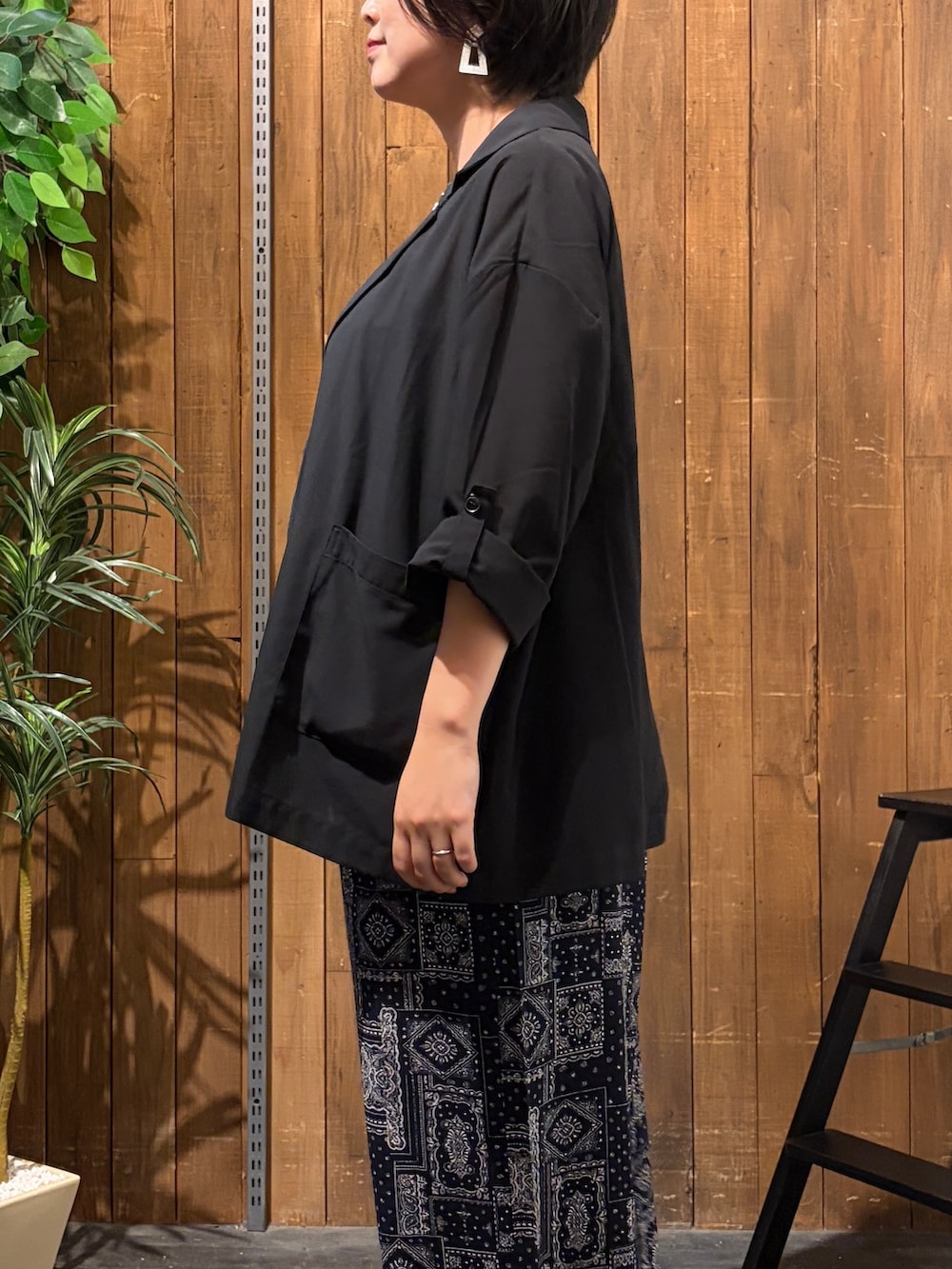 ブルー系のその他パンツ、ブラック系のテーラードジャケットを着用したレディースの夏コーディネートの7枚目の写真