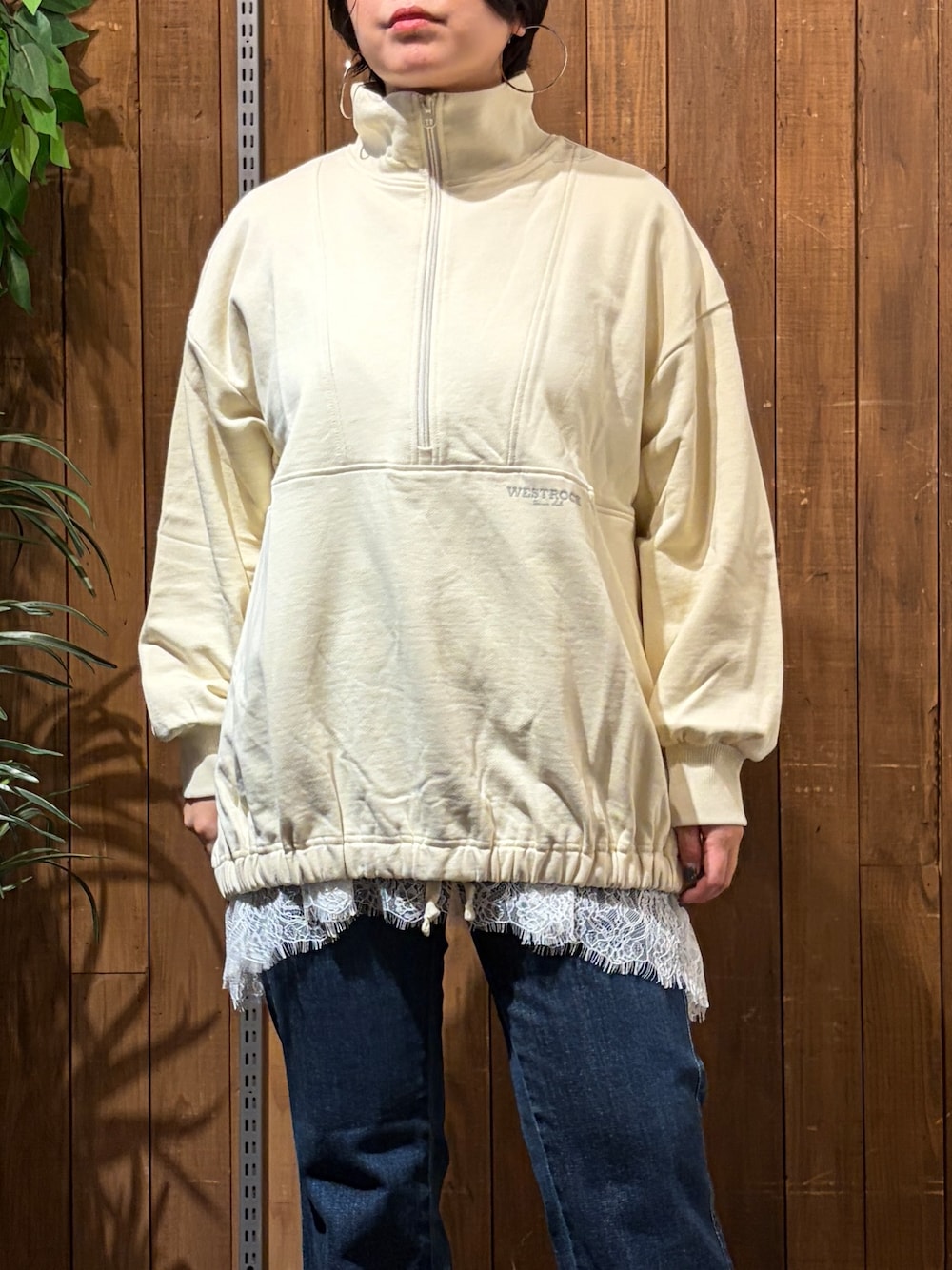 ブルー系のデニムパンツ、ホワイト系のTシャツ/カットソー、ベージュ系のスウェットを着用したレディースの秋コーディネートの7枚目の写真