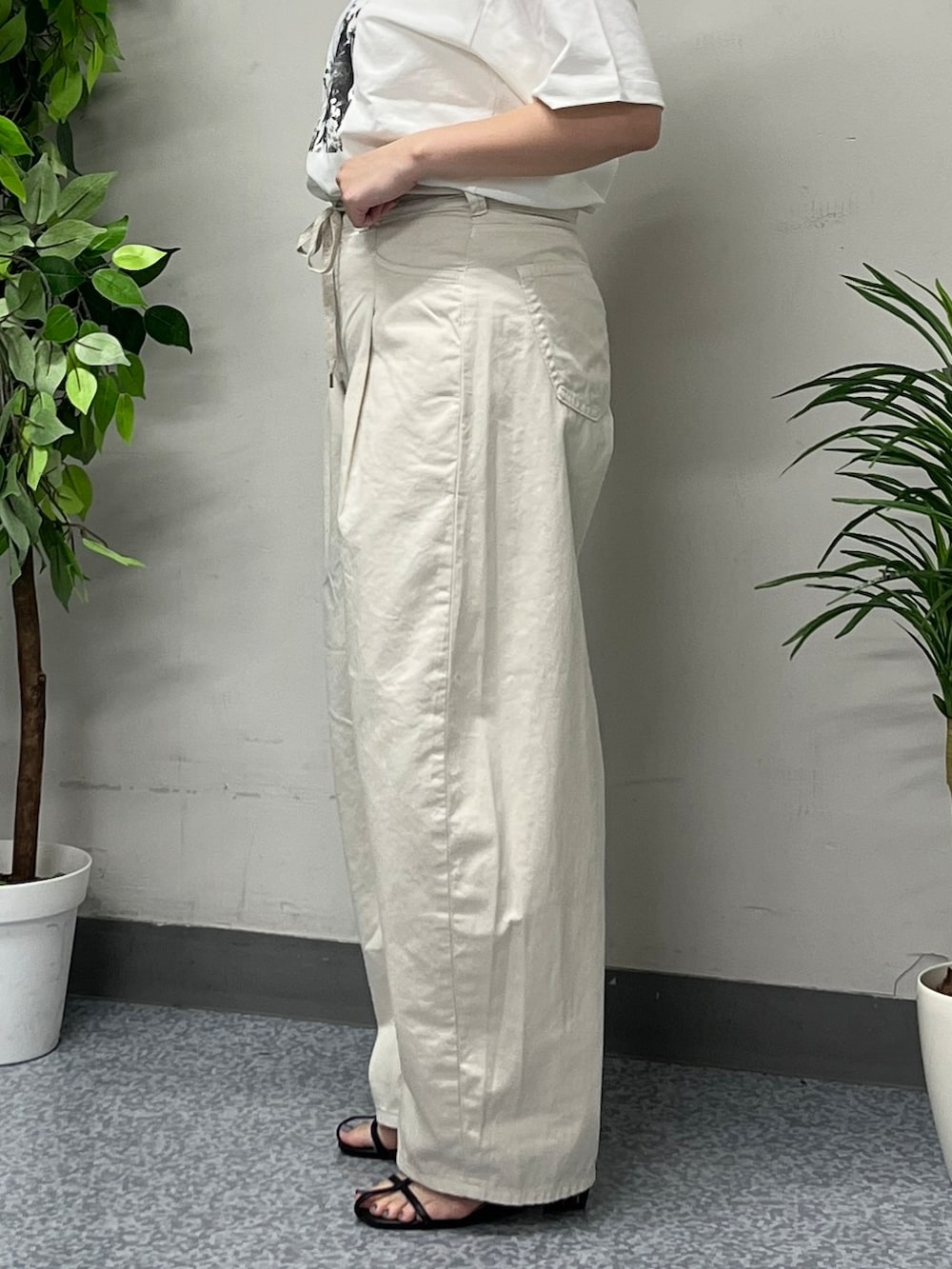 ブラウン系のニット/セーター、ホワイト系のその他パンツを着用したレディースの春コーディネートの9枚目の写真
