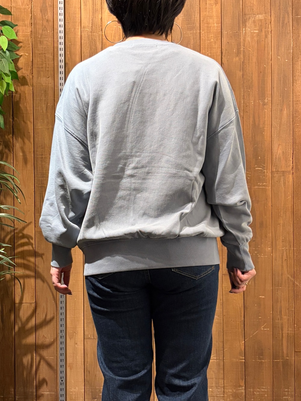 ホワイト系のTシャツ/カットソー、ブルー系のデニムパンツ、ブルー系のスウェットを着用したレディースの秋コーディネートの9枚目の写真