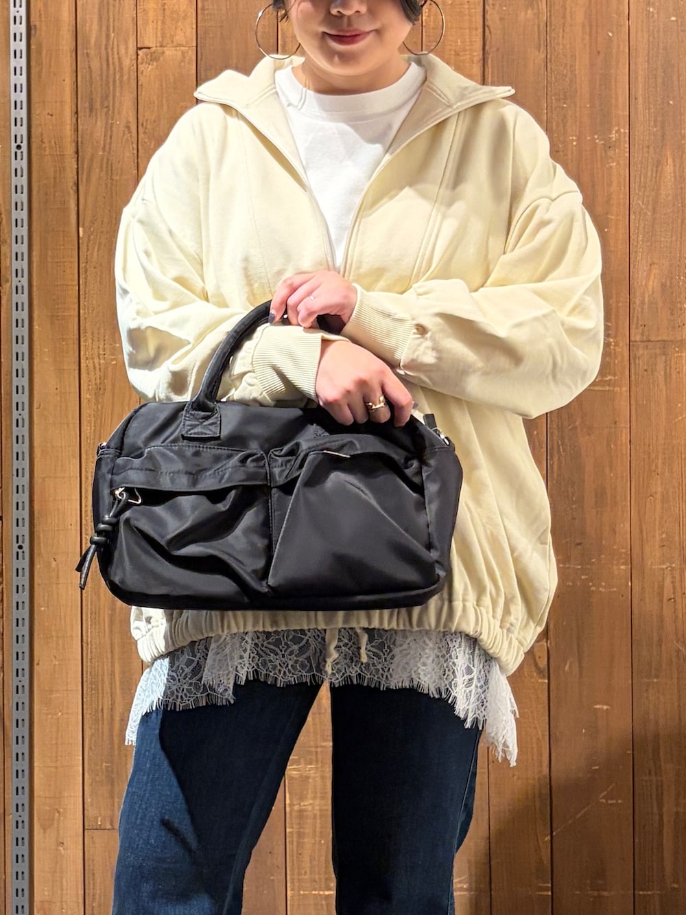 ブルー系のデニムパンツ、ホワイト系のTシャツ/カットソー、ベージュ系のスウェットを着用したレディースの秋コーディネートの5枚目の写真