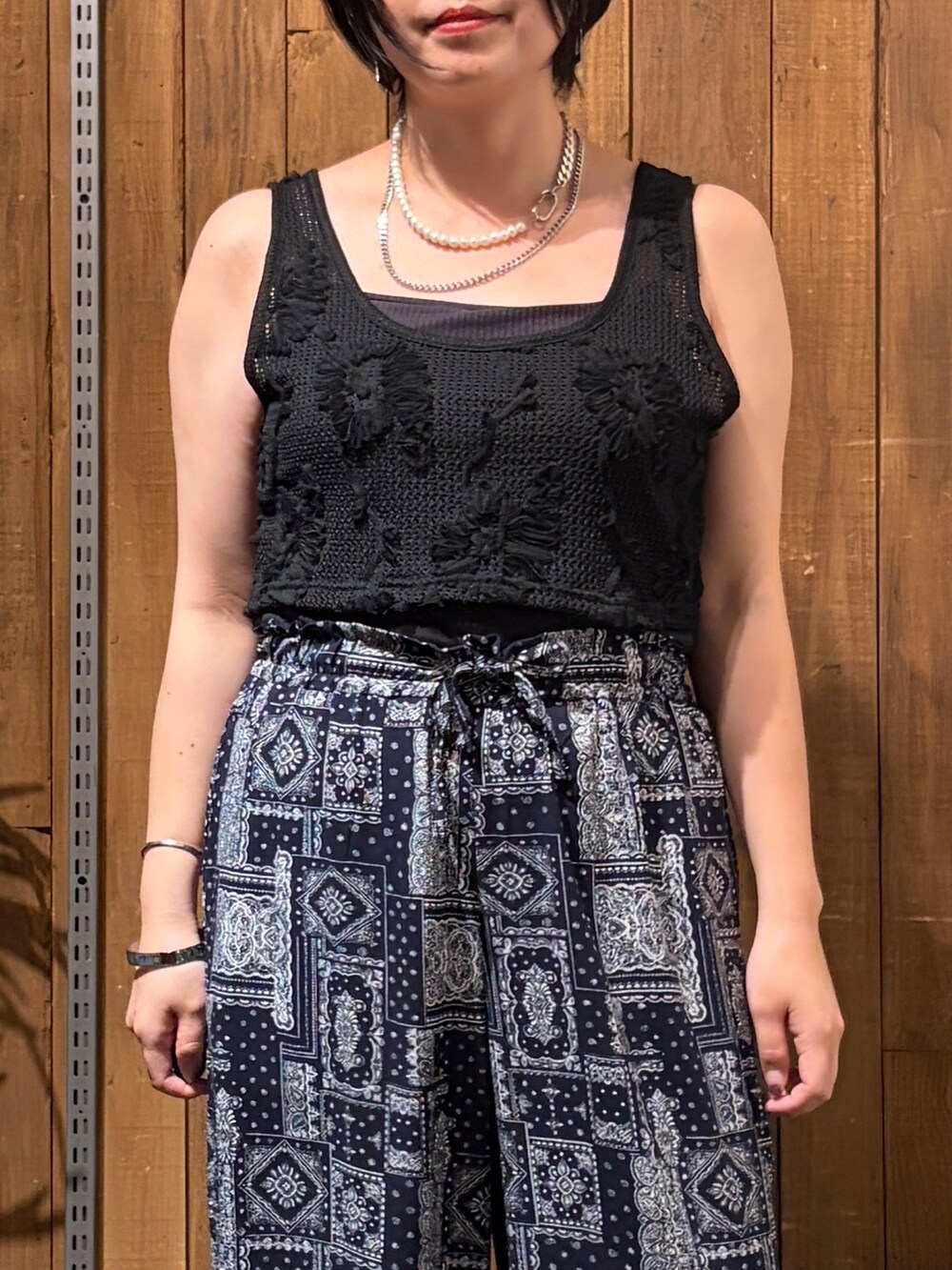 ブルー系のその他パンツ、ブラック系のテーラードジャケットを着用したレディースの夏コーディネートの9枚目の写真