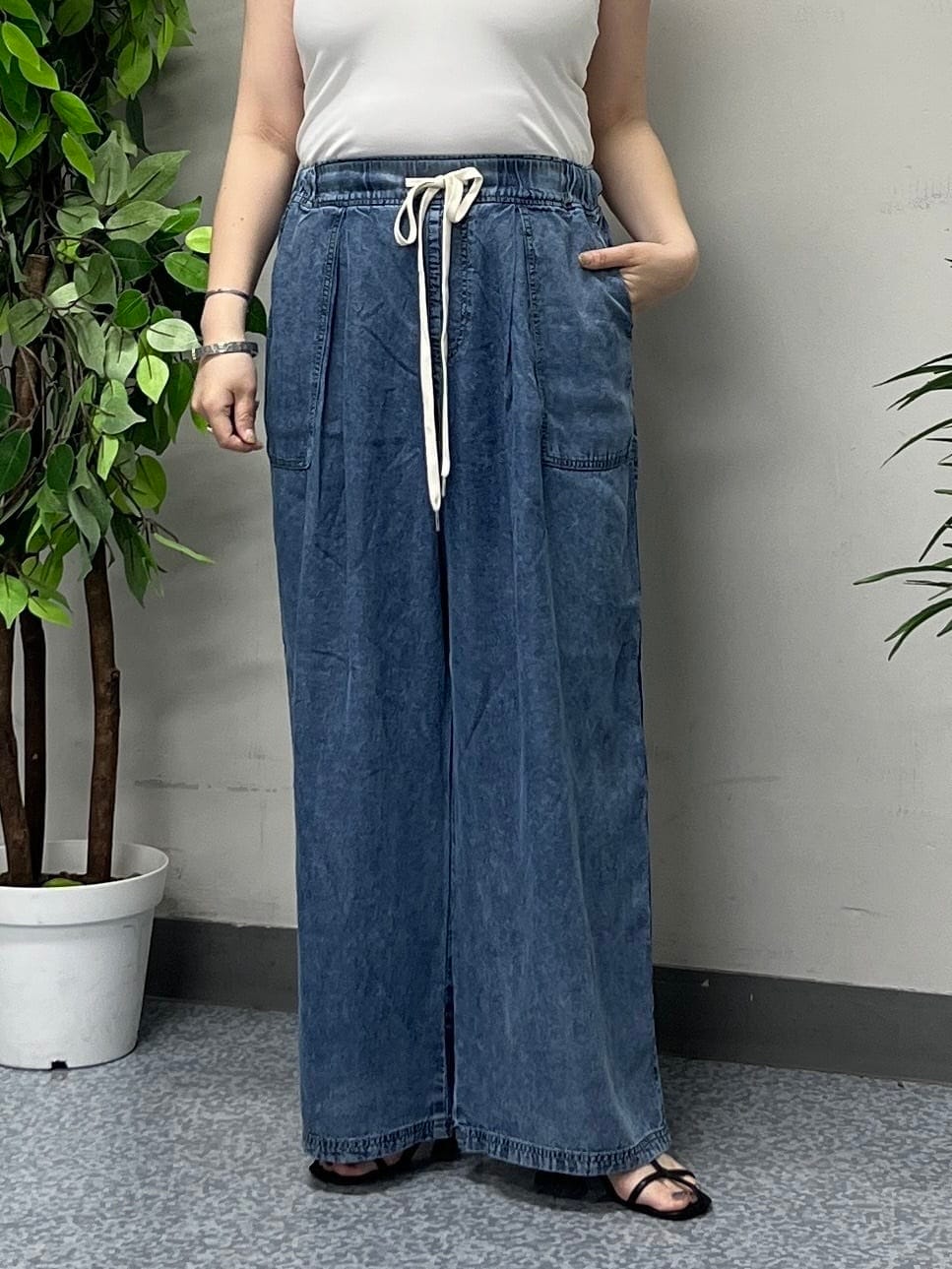 ホワイト系のTシャツ/カットソー、ブラック系のシャツ/ブラウス、ブルー系のデニムパンツを着用したレディースの春コーディネートの8枚目の写真
