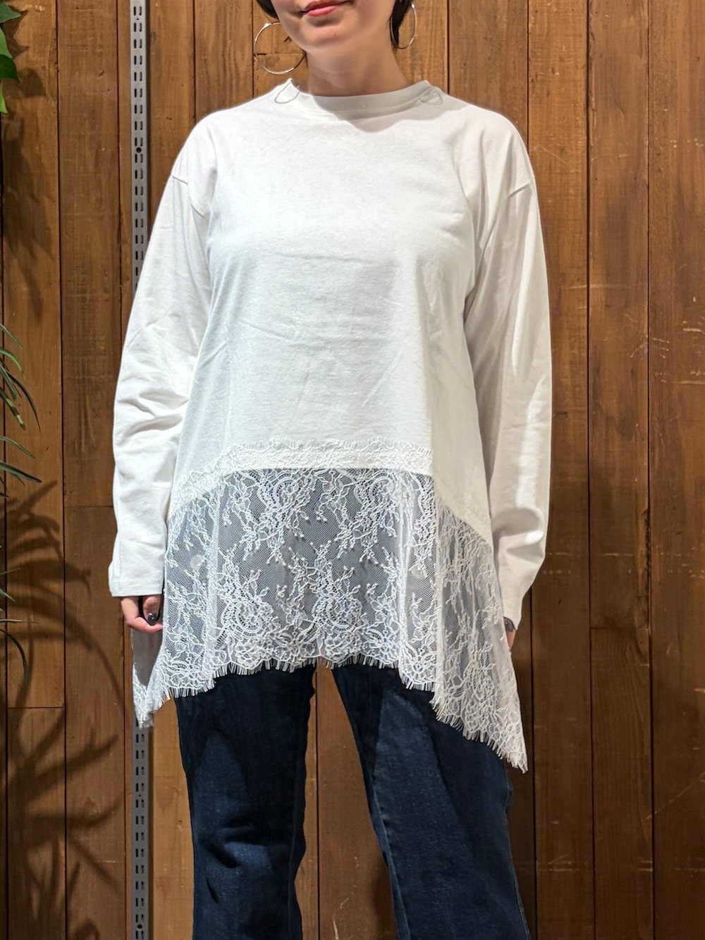 ブルー系のデニムパンツ、ホワイト系のTシャツ/カットソー、ベージュ系のスウェットを着用したレディースの秋コーディネートの10枚目の写真