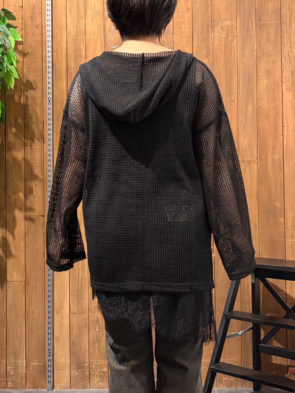 ブラウン系のその他パンツ、ブラック系のTシャツ/カットソー、ブラック系のTシャツ/カットソーを着用したレディースの秋コーディネートの10枚目の写真