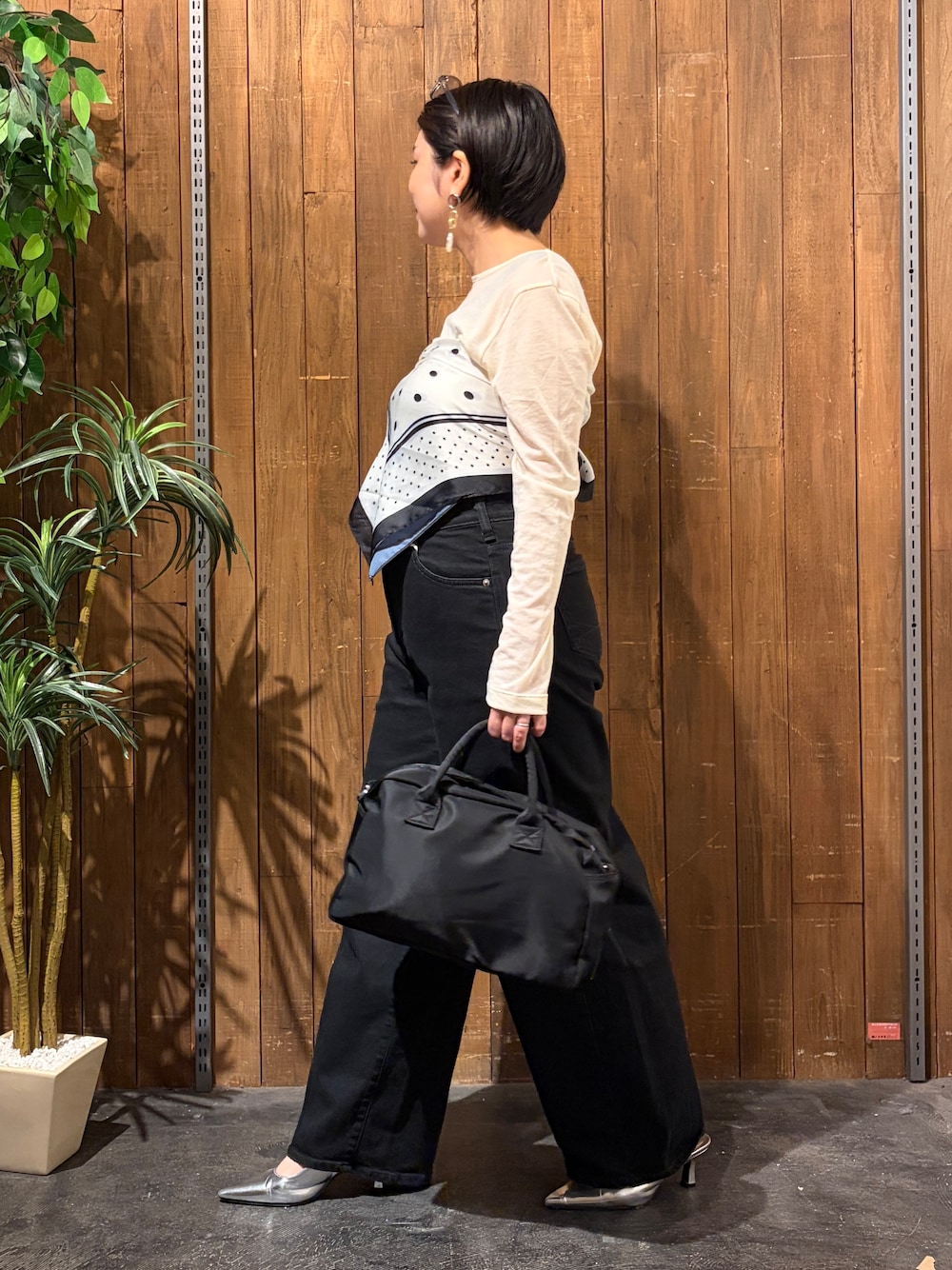 ホワイト系のTシャツ/カットソー、ブラック系のショルダーバッグ、ブラック系のその他パンツを着用したレディースの秋コーディネートの2枚目の写真