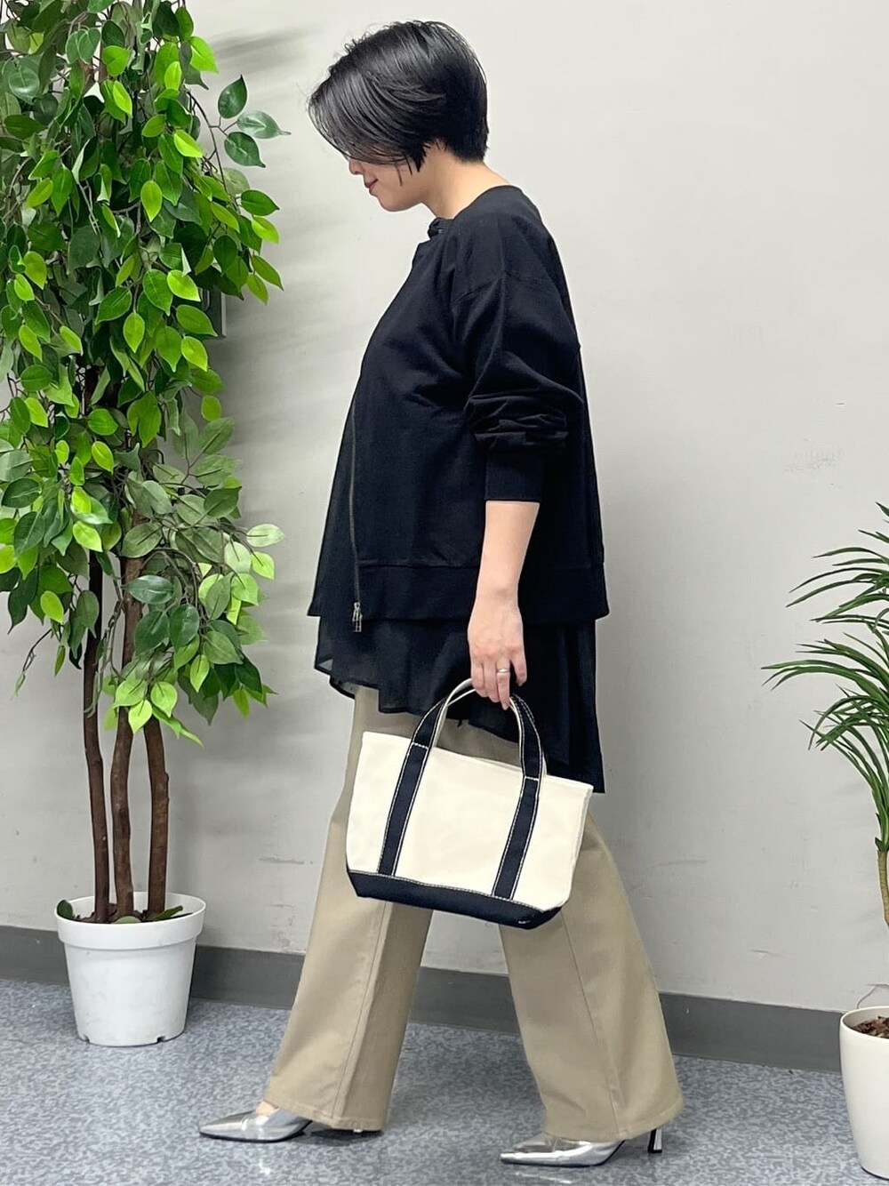 ブラック系のカーディガン/ボレロ、ブラック系のシャツ/ブラウス、ベージュ系のその他パンツを着用したレディースの春コーディネートの5枚目の写真