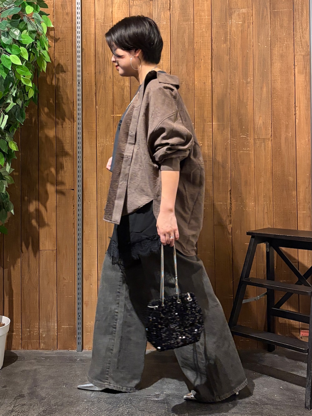 ブラウン系のシャツ/ブラウス、ブラウン系のその他パンツ、ブラック系のベルトを着用したレディースの秋コーディネートの2枚目の写真