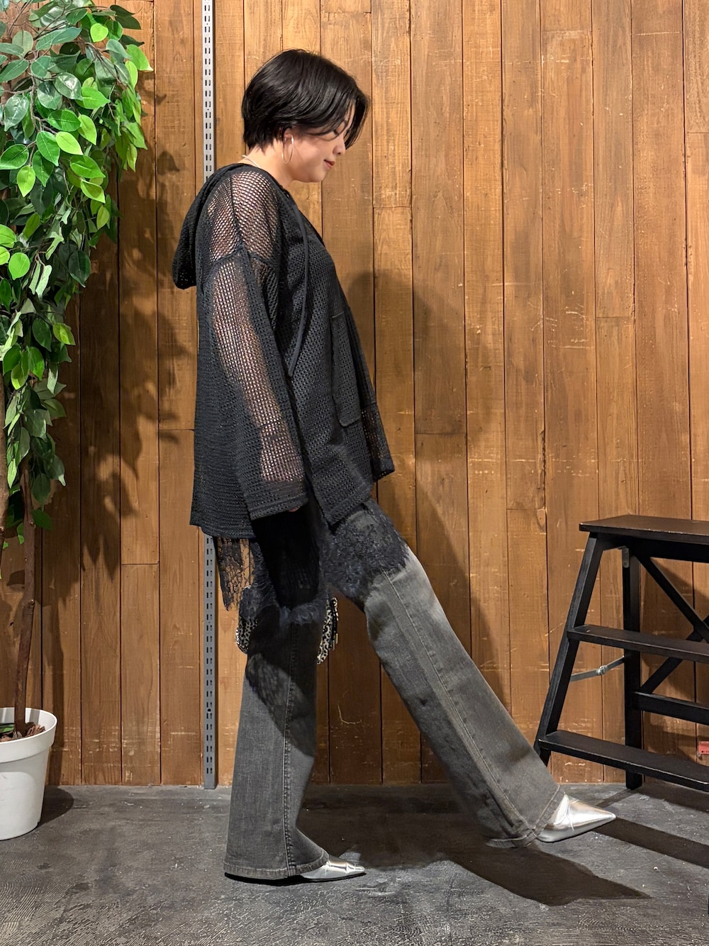 ブラウン系のその他パンツ、ブラック系のTシャツ/カットソー、ブラック系のTシャツ/カットソーを着用したレディースの秋コーディネートの4枚目の写真