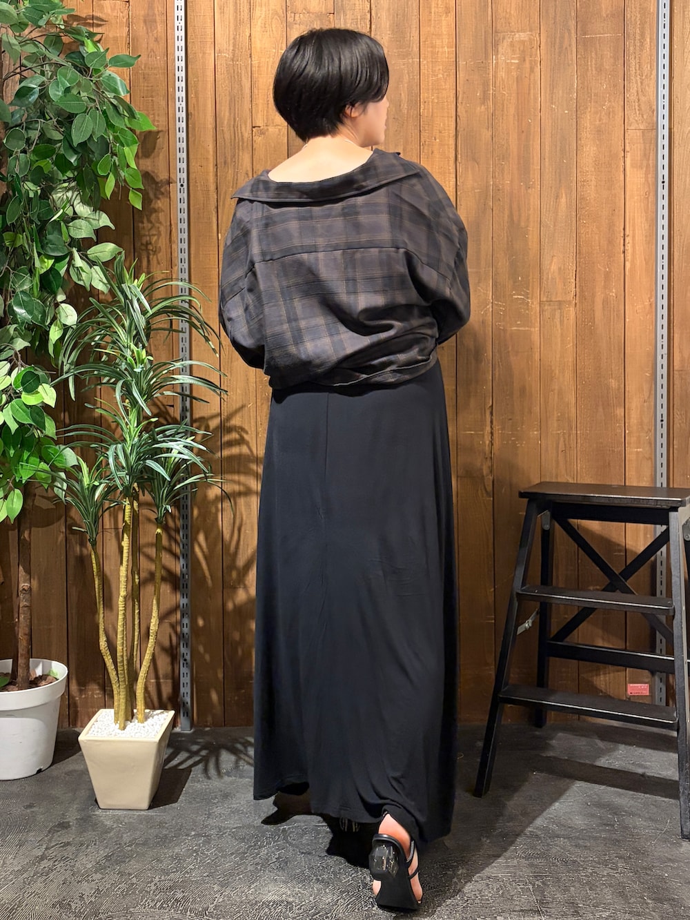ブラウン系のシャツ/ブラウス、ブラック系のスカートを着用したレディースの夏コーディネートの3枚目の写真