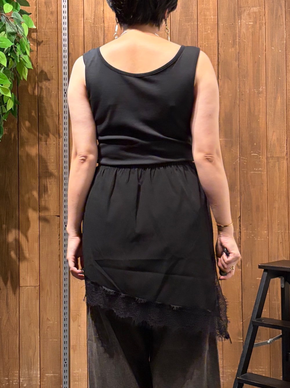 ブラウン系のシャツ/ブラウス、ブラウン系のその他パンツ、ブラック系のベルトを着用したレディースの秋コーディネートの9枚目の写真