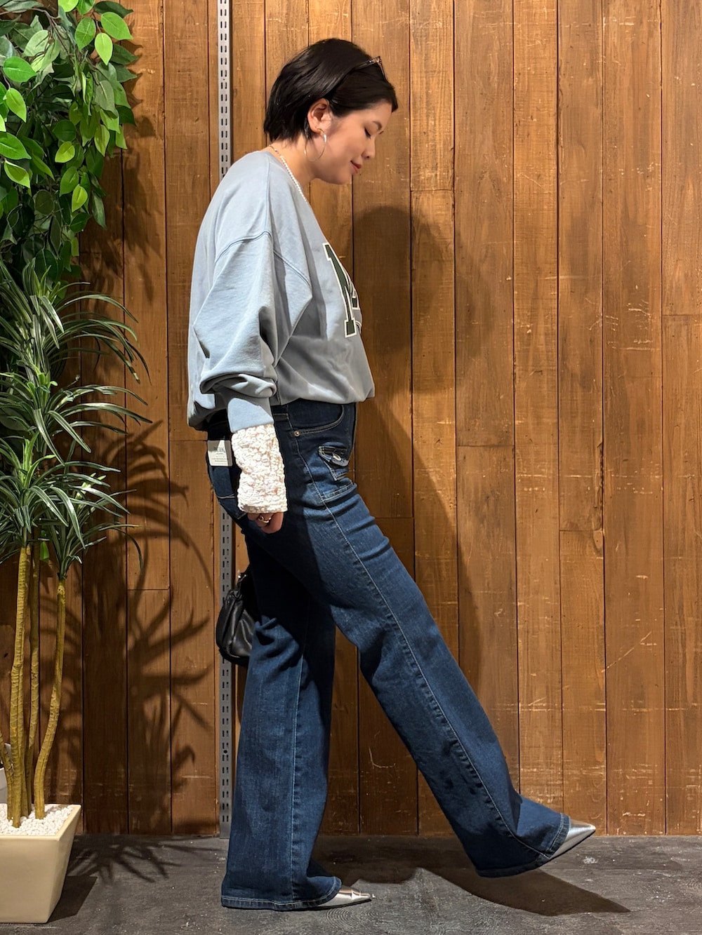 ホワイト系のTシャツ/カットソー、ブルー系のデニムパンツ、ブルー系のスウェットを着用したレディースの秋コーディネートの4枚目の写真