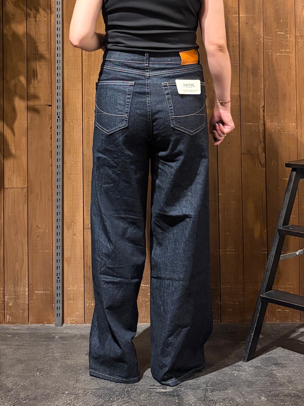 ブルー系のその他パンツ、グレー系のニット/セーター、ホワイト系のショルダーバッグを着用したレディースの夏コーディネートの8枚目の写真
