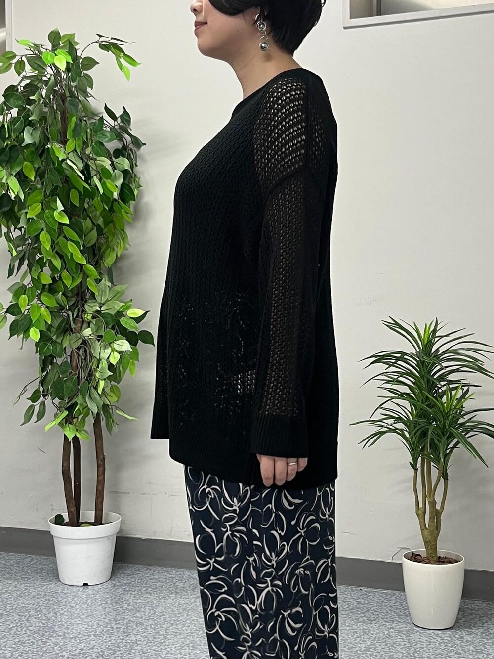 ブラック系のニット/セーター、その他のその他パンツ、ブラック系のその他トップスを着用したレディースの春コーディネートの4枚目の写真