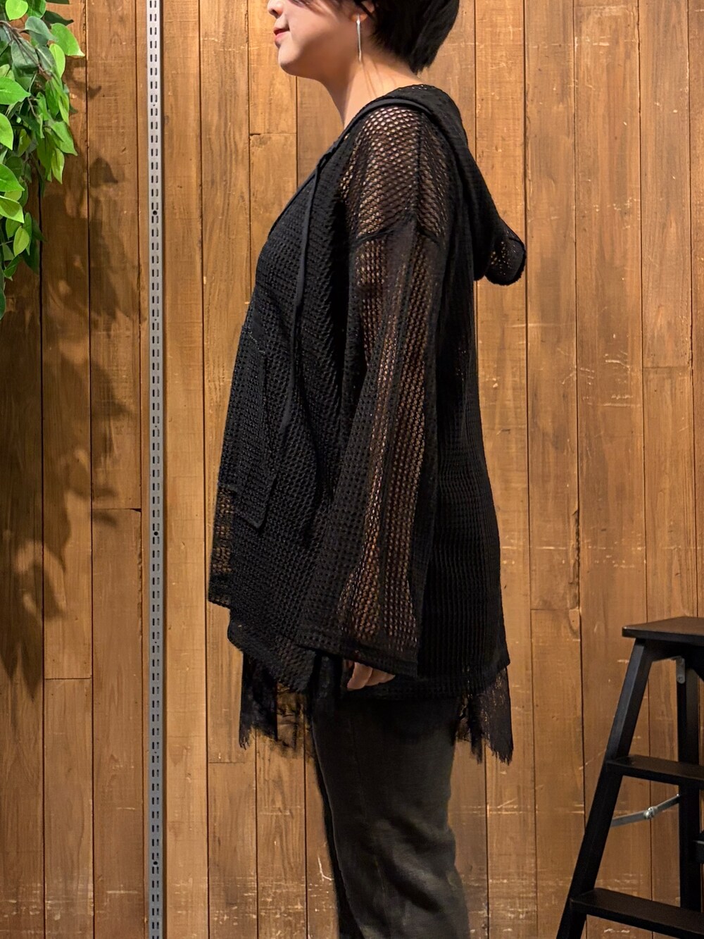 ブラウン系のその他パンツ、ブラック系のTシャツ/カットソー、ブラック系のTシャツ/カットソーを着用したレディースの秋コーディネートの9枚目の写真
