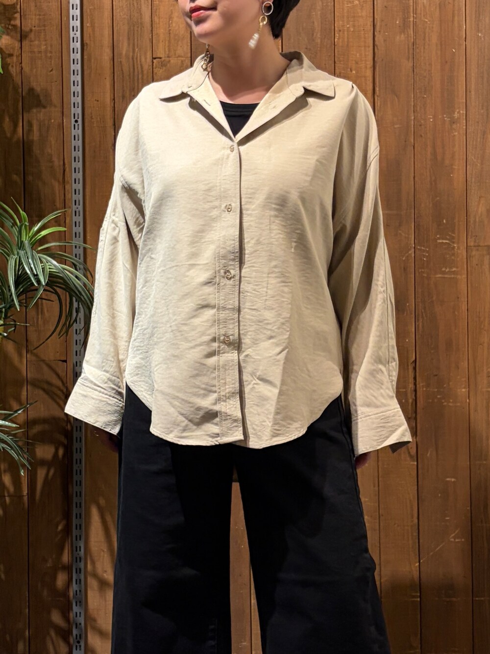 ベージュ系のシャツ/ブラウス、ブラック系のその他パンツ、ベージュ系のストール/ショールを着用したレディースの秋コーディネートの6枚目の写真