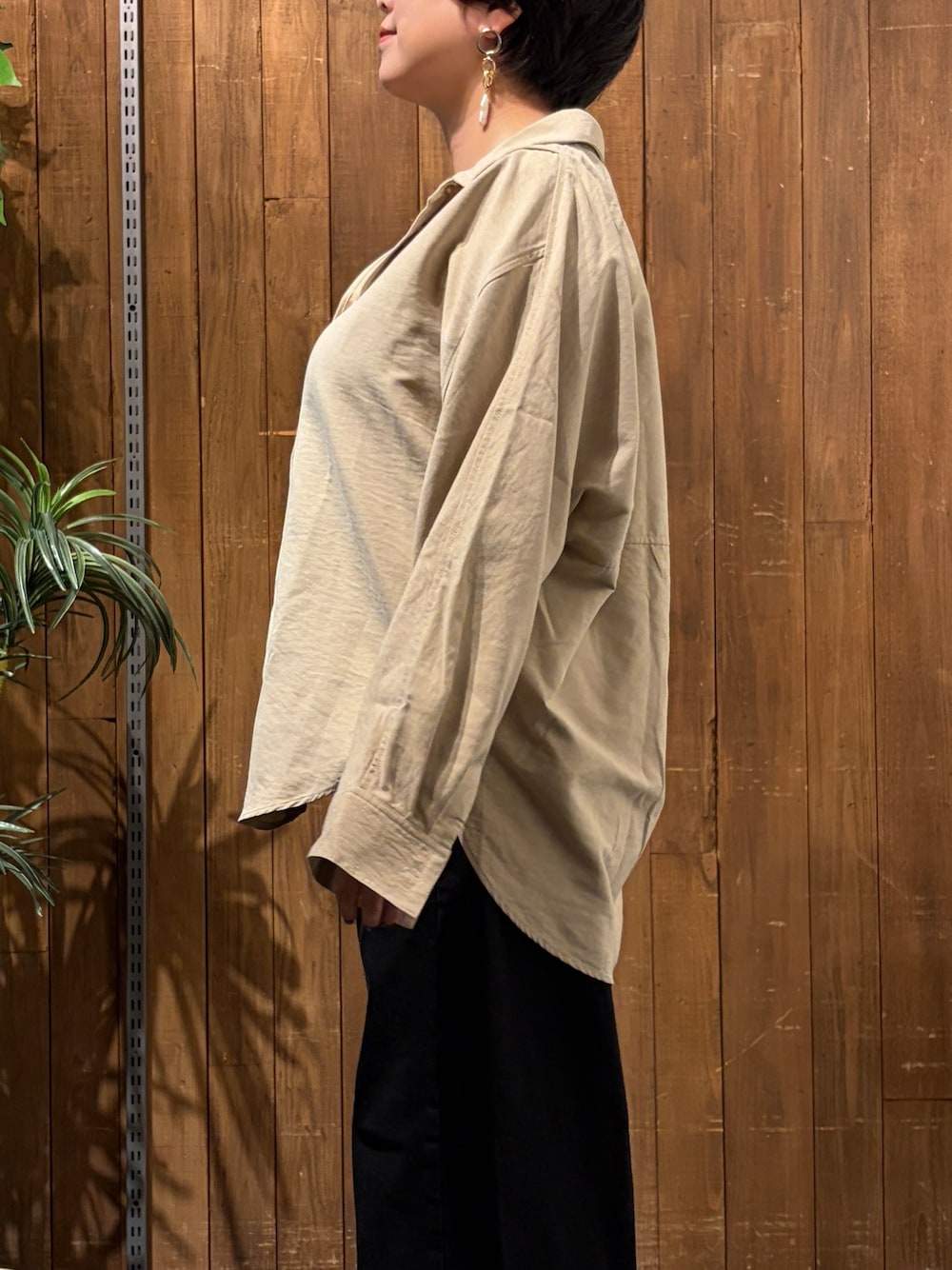 ベージュ系のシャツ/ブラウス、ブラック系のその他パンツ、ベージュ系のストール/ショールを着用したレディースの秋コーディネートの7枚目の写真