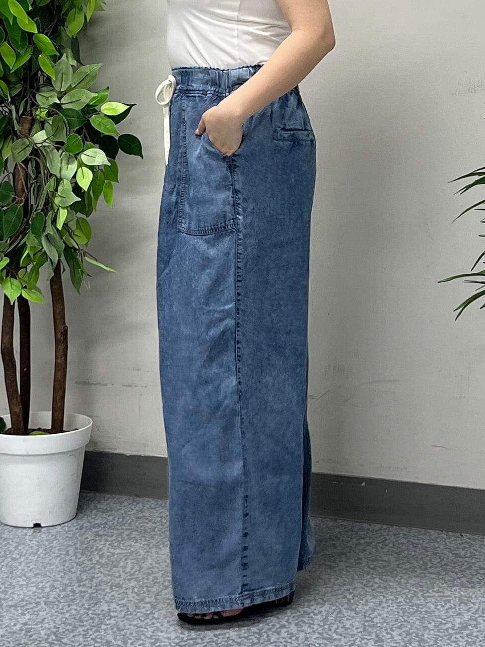 ホワイト系のTシャツ/カットソー、ブラック系のシャツ/ブラウス、ブルー系のデニムパンツを着用したレディースの春コーディネートの9枚目の写真