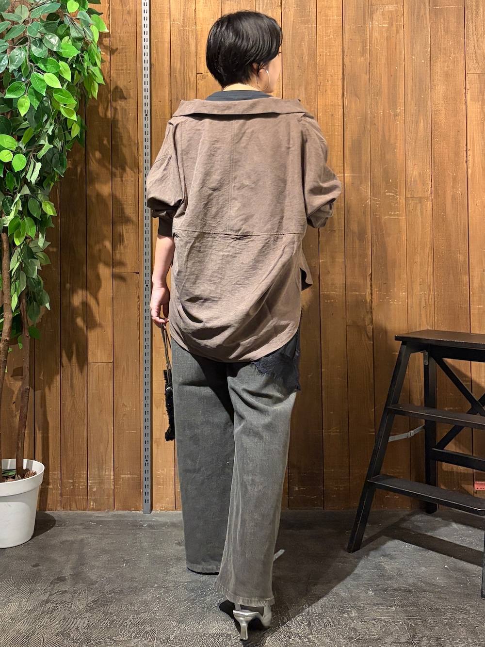 ブラウン系のシャツ/ブラウス、ブラウン系のその他パンツ、ブラック系のベルトを着用したレディースの秋コーディネートの3枚目の写真
