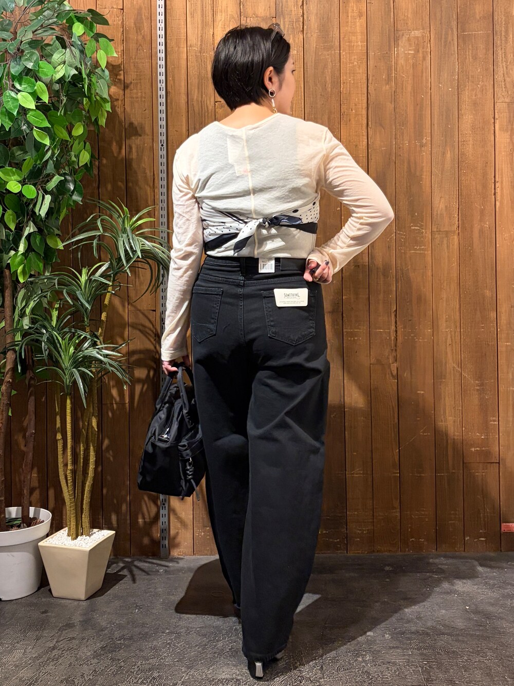 ホワイト系のTシャツ/カットソー、ブラック系のショルダーバッグ、ブラック系のその他パンツを着用したレディースの秋コーディネートの3枚目の写真