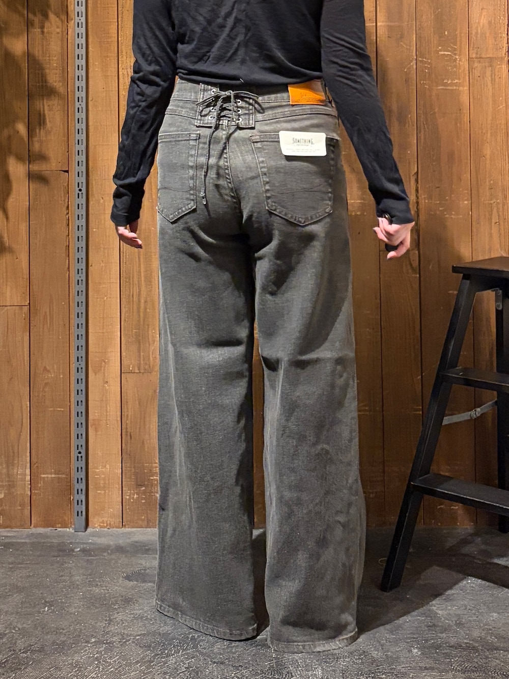 ブラウン系のシャツ/ブラウス、ブラウン系のその他パンツ、ブラック系のベルトを着用したレディースの秋コーディネートの7枚目の写真